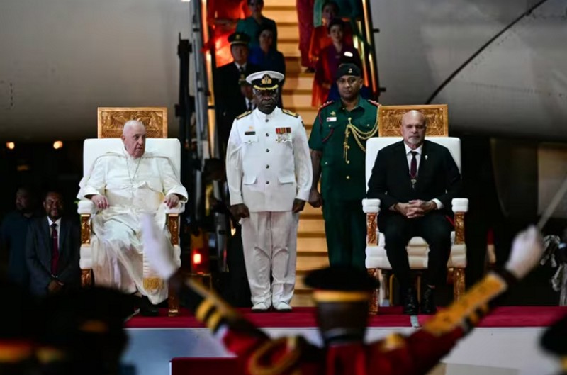 Gira por la paz y entendimiento entre religiones: el papa Francisco llegó a Papúa Nueva Guinea Gira por la paz y entendimiento entre religiones: el papa Francisco llegó a Papúa Nueva Guinea