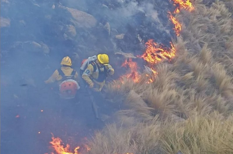 Nuevos incendios en Córdoba: bomberos combaten las llamas en Sierras Chicas Nuevos incendios en Córdoba: bomberos combaten las llamas en Sierras Chicas
