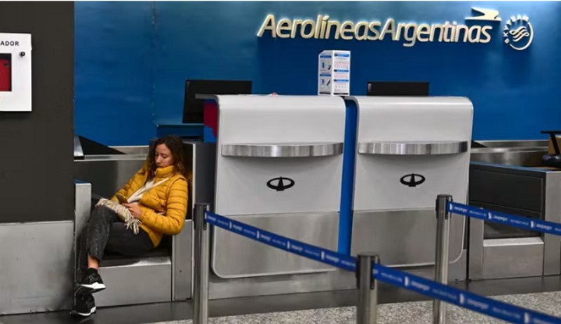 Sindicatos aeronáuticos decidirán este jueves nuevas medidas de fuerza en Aerolíneas y llevarán su pelea a la Justicia Sindicatos aeronáuticos decidirán este jueves nuevas medidas de fuerza en Aerolíneas y llevarán su pelea a la Justicia