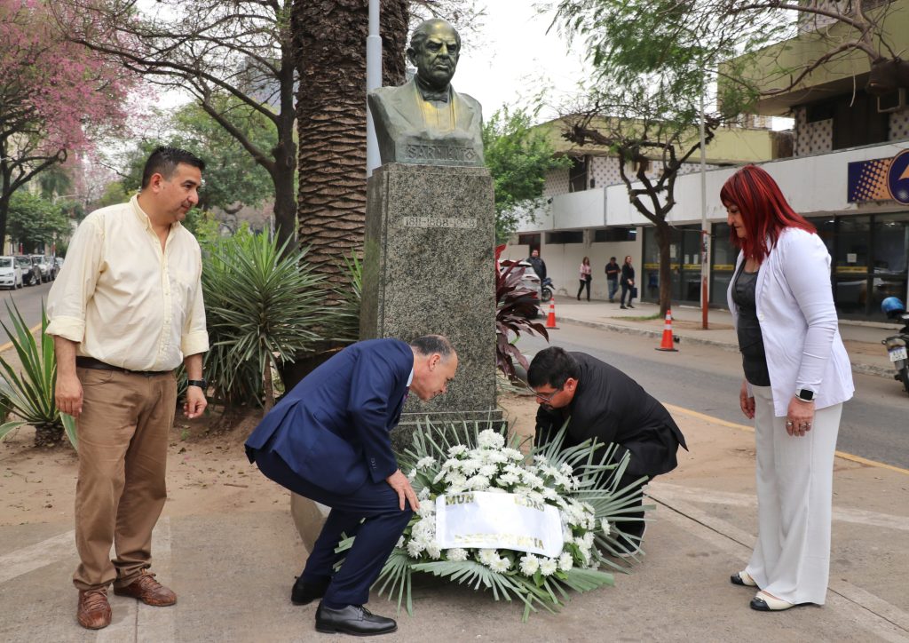 Sentido homenaje de Resistencia a los maestros, al conmemorarse su día