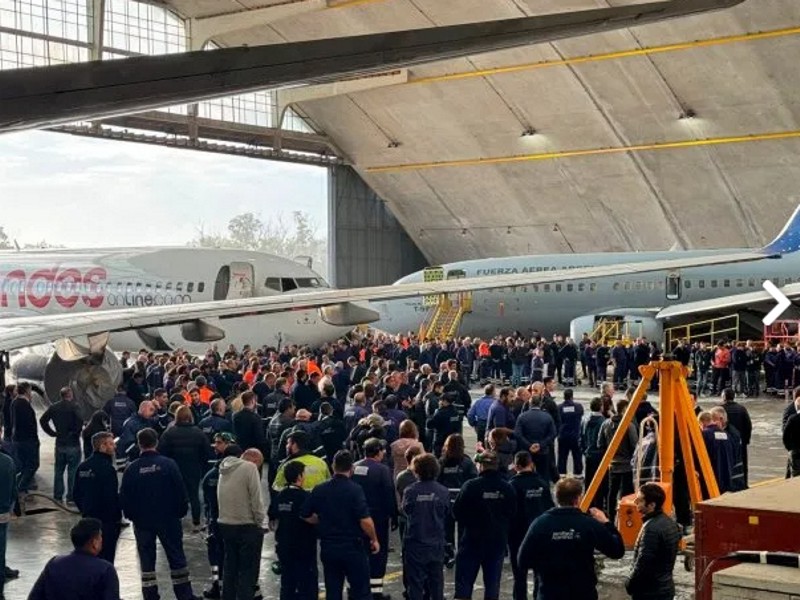 Ordenaron a Aerolíneas Argentinas reincorporar a tres pilotos despedidos por protestar Ordenaron a Aerolíneas Argentinas reincorporar a tres pilotos despedidos por protestar