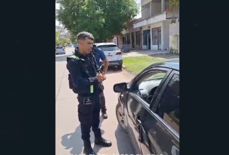 Cruzó en rojo y huyó a toda velocidad: fue identificado por cámaras de tránsito Cruzó en rojo y huyó a toda velocidad: fue identificado por cámaras de tránsito