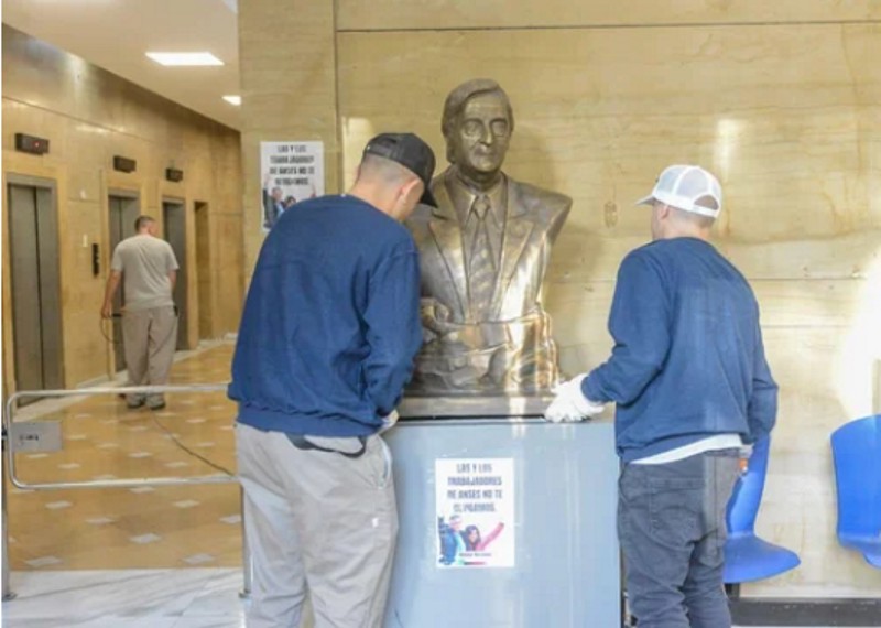 El Gobierno retiró el busto de Néstor Kirchner del edificio de ANSES El Gobierno retiró el busto de Néstor Kirchner del edificio de ANSES