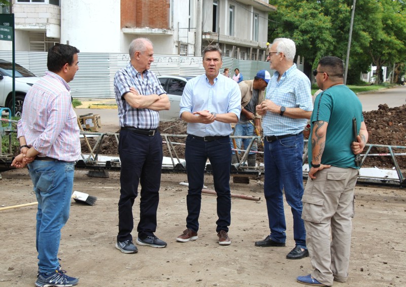 Zdero y Nikisch recorrieron obras de pavimentación en Villa San Martín Zdero y Nikisch recorrieron obras de pavimentación en Villa San Martín