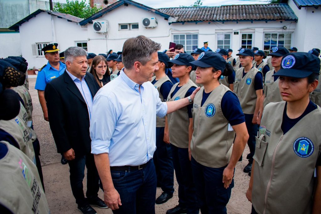 Zdero entregó uniformes a alumnos de la Escuela de Policía y ratificó el compromiso con la Seguridad Pública