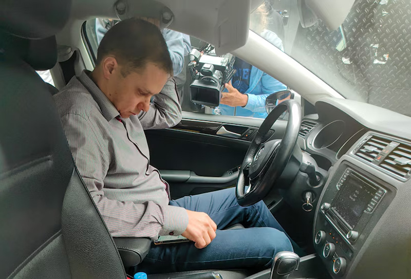 Diplomáticos rusos se atrincheraron en sus autos para evitar un control de alcoholemia Diplomáticos rusos se atrincheraron en sus autos para evitar un control de alcoholemia