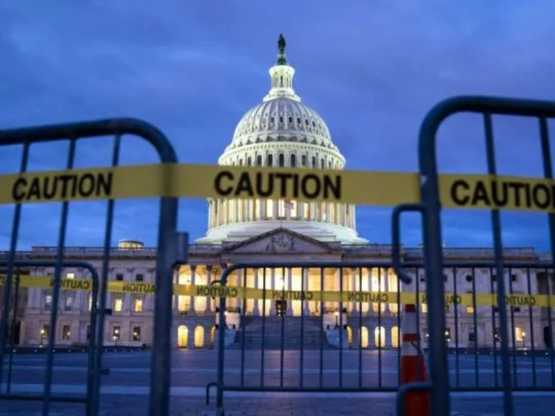 El Congreso rechaza el plan respaldado por Donald Trump y EEUU queda cerca del “shutdown” El Congreso rechaza el plan respaldado por Donald Trump y EEUU queda cerca del “shutdown”