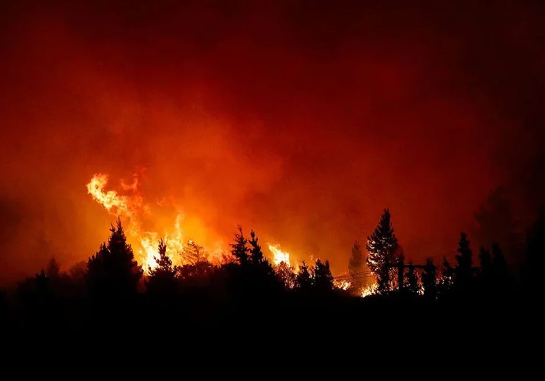 Dramática advertencia sobre los incendios en Nahuel Huapi: se tardará más de tres meses en detenerlos Dramática advertencia sobre los incendios en Nahuel Huapi: se tardará más de tres meses en detenerlos