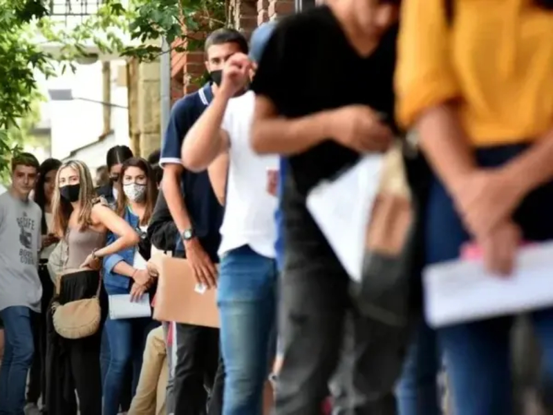 Los jóvenes desconfían de las instituciones y cuestionan a los partidos políticos Los jóvenes desconfían de las instituciones y cuestionan a los partidos políticos