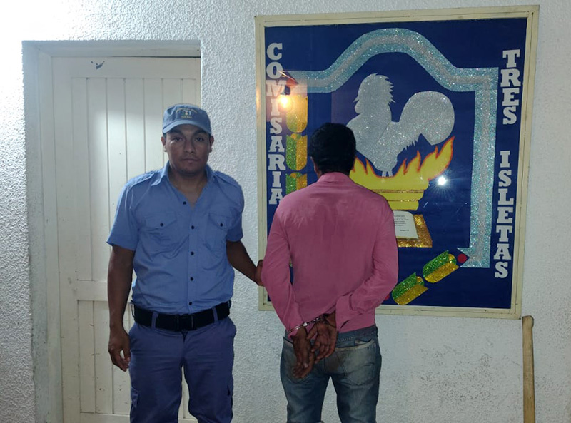 Tres Isletas: ebrio y enojado rompió a hachazos el parabrisas de un ómnibus Tres Isletas: ebrio y enojado rompió a hachazos el parabrisas de un ómnibus