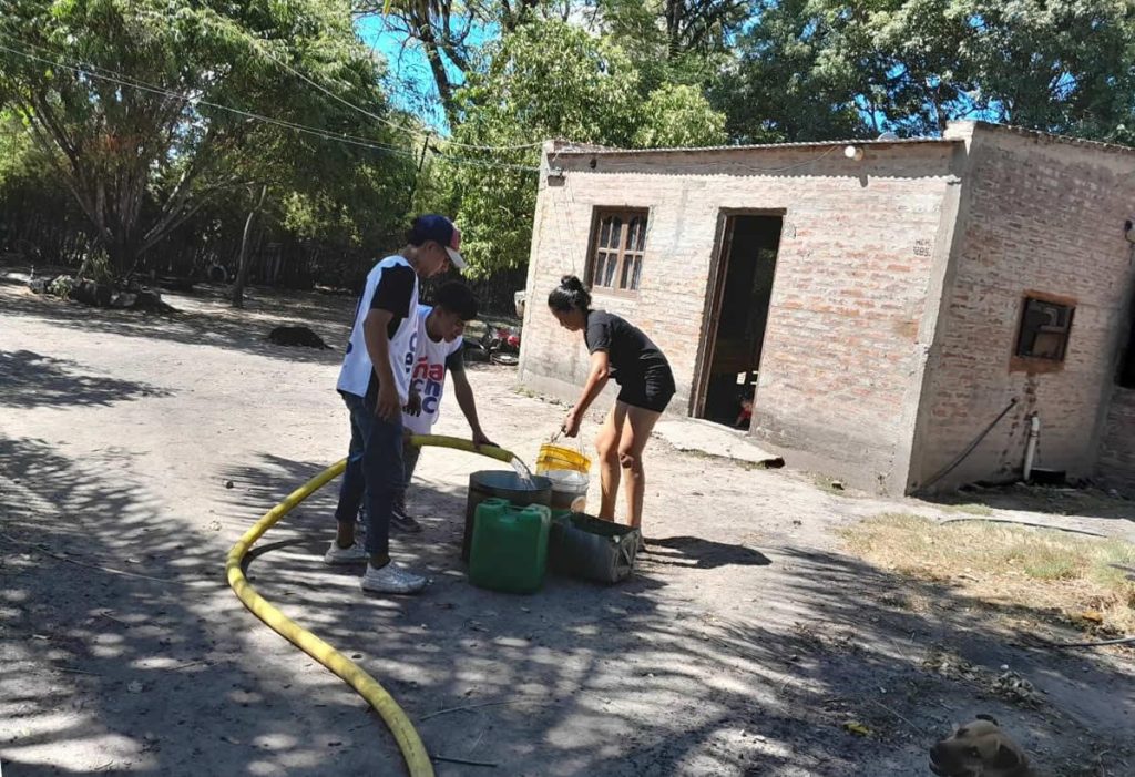 El gobierno provincial transportó más de medio millón de litros de agua en Machagai y el Departamento 25 de Mayo