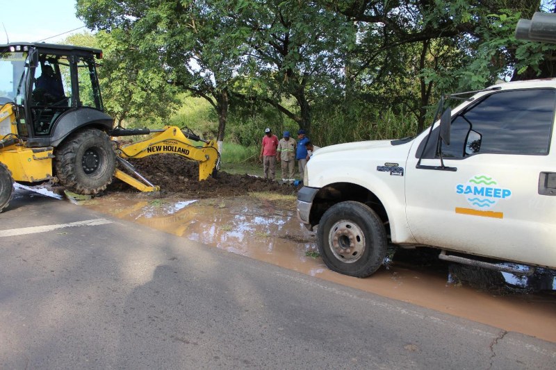 Puerto Tirol: SAMEEP intervino y reparó un caño en la zona del Parque Industrial Puerto Tirol: SAMEEP intervino y reparó un caño en la zona del Parque Industrial