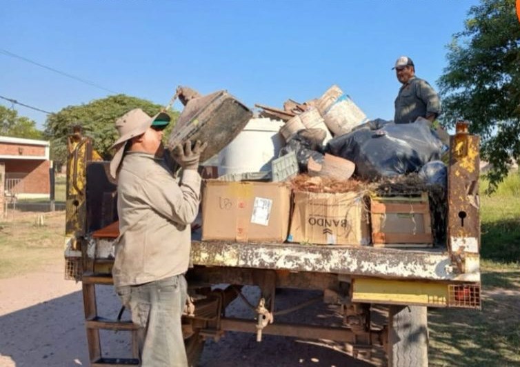 Amplio operativo de descacharrado en Las Breñas Amplio operativo de descacharrado en Las Breñas