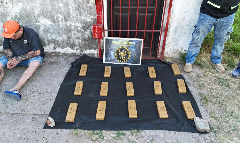 Intentó escapar con 15 panes de marihuana, pero los efectivos de antinarcóticos lo atraparon Intentó escapar con 15 panes de marihuana, pero los efectivos de antinarcóticos lo atraparon
