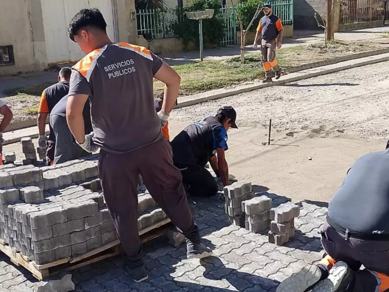 El modelo Milei: la ciudad en la que los vecinos se tienen que endeudar con un banco para asfaltar su calle El modelo Milei: la ciudad en la que los vecinos se tienen que endeudar con un banco para asfaltar su calle