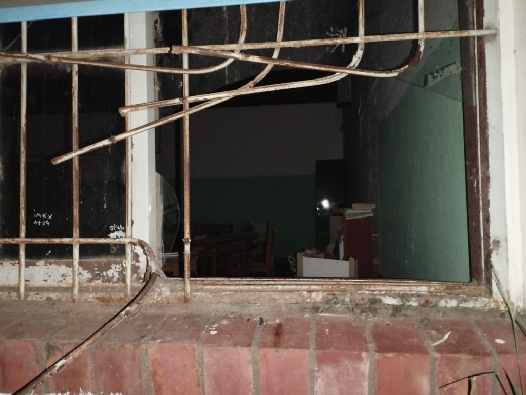 Ingresaron a una escuela para robar, pero abandonaron el botín tras ver a la policía Ingresaron a una escuela para robar, pero abandonaron el botín tras ver a la policía