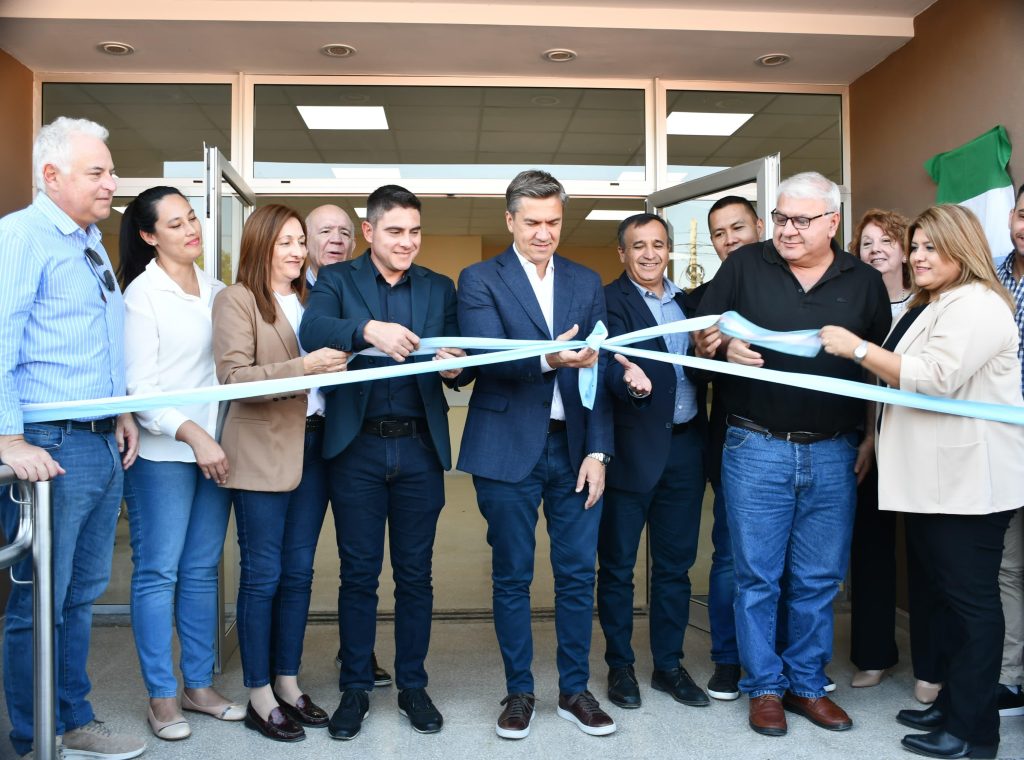 El gobernador Zdero inauguró refacciones integrales en el Hospital de San Bernardo y entregó vehículos El gobernador Zdero inauguró refacciones integrales en el Hospital de San Bernardo y entregó vehículos