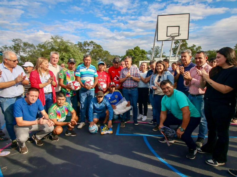 El gobernador Zdero inauguró un nuevo playón deportivo para el club Qom en Miraflores El gobernador Zdero inauguró un nuevo playón deportivo para el club Qom en Miraflores