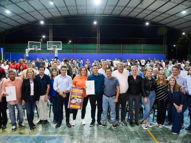 Isla del Cerrito: Zdero entregó títulos de propiedad y firmó el convenio para la creación del Centro de Monitoreo Local Isla del Cerrito: Zdero entregó títulos de propiedad y firmó el convenio para la creación del Centro de Monitoreo Local