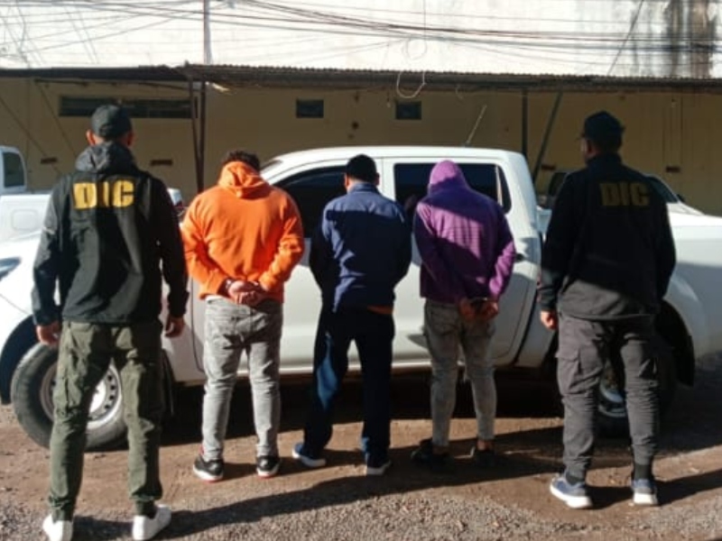 Detienen a tres hombres por agredir a policías en San Bernardo Detienen a tres hombres por agredir a policías en San Bernardo