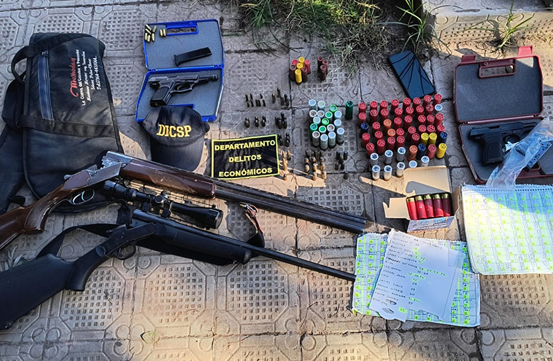 Detienen a sujeto que tenía un arsenal y hacía sorteos ilegales de armas y municiones en Sáenz Peña Detienen a sujeto que tenía un arsenal y hacía sorteos ilegales de armas y municiones en Sáenz Peña