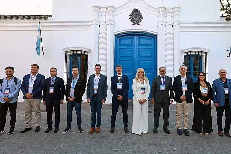 Intendentes arman un CFI propio y protestan contra “manejo centralista” de los fondos que ejecuta Milei Intendentes arman un CFI propio y protestan contra “manejo centralista” de los fondos que ejecuta Milei