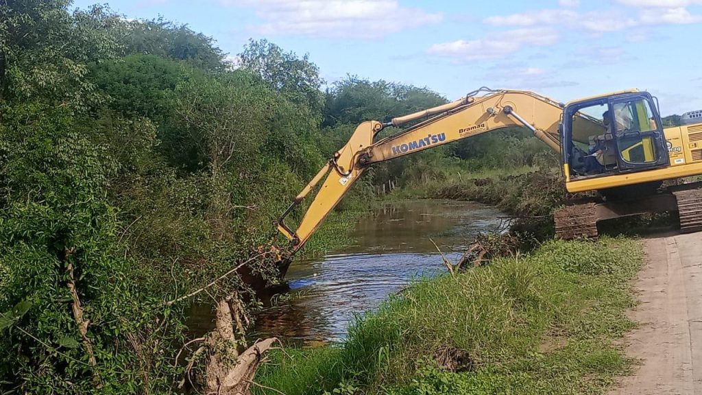 Machagai: operativo de la APA liberó taponamiento que inundaba campos y zonas suburbanas Machagai: operativo de la APA liberó taponamiento que inundaba campos y zonas suburbanas