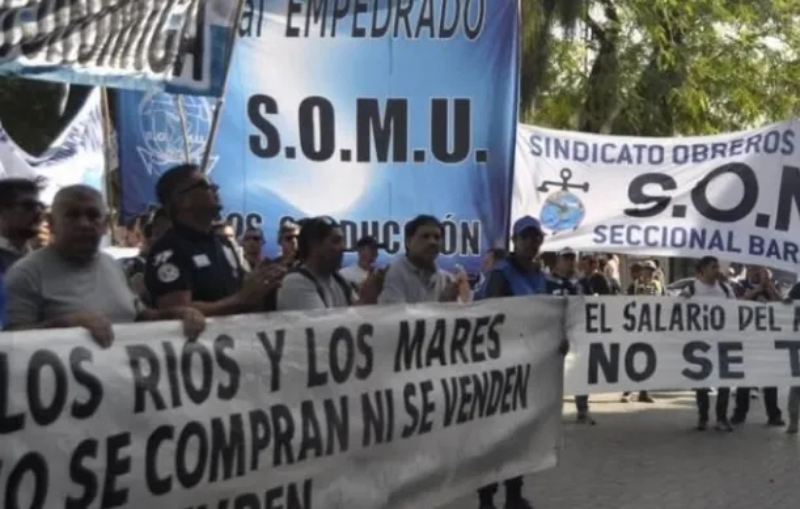 Marinos realizan un acampe en uno de los accesos a Corrientes: advierten que peligran 8 mil puestos de trabajo Marinos realizan un acampe en uno de los accesos a Corrientes: advierten que peligran 8 mil puestos de trabajo