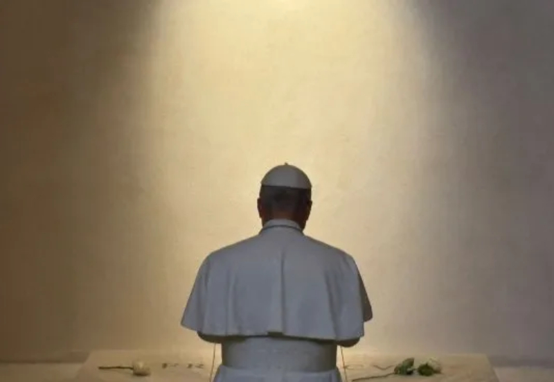 El papa León XIV visitó la tumba de Francisco El papa León XIV visitó la tumba de Francisco