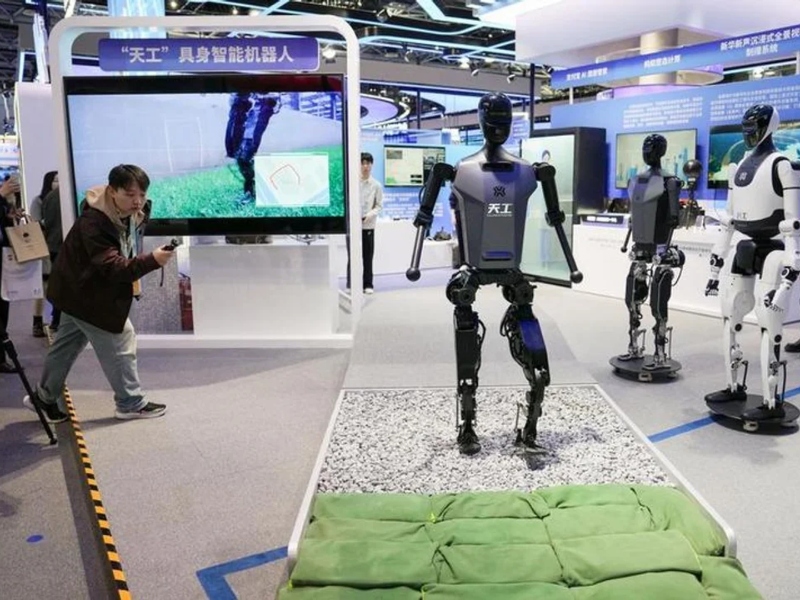 Los robots humanoides chinos ya realizan tareas propias de los empleados de comercio Los robots humanoides chinos ya realizan tareas propias de los empleados de comercio
