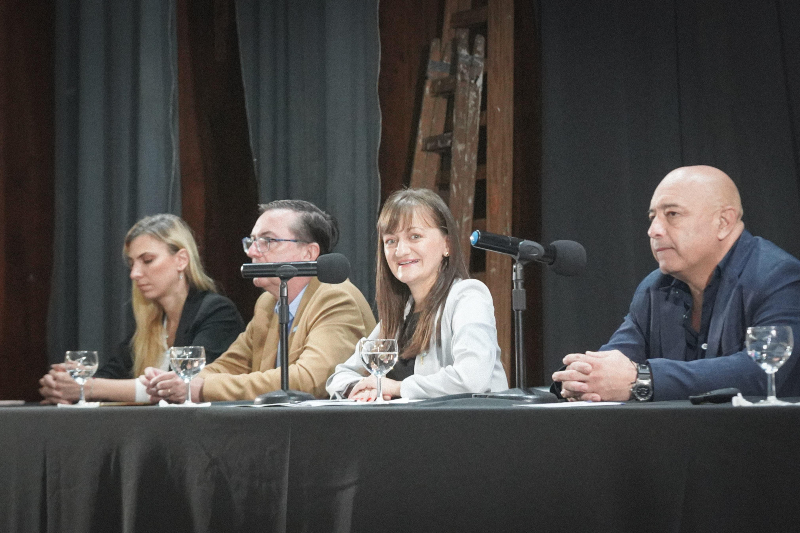 La vicegobernadora Schneider encabezó la apertura del curso “Construyendo Fortalezas” con más de 6 mil inscriptos La vicegobernadora Schneider encabezó la apertura del curso “Construyendo Fortalezas” con más de 6 mil inscriptos