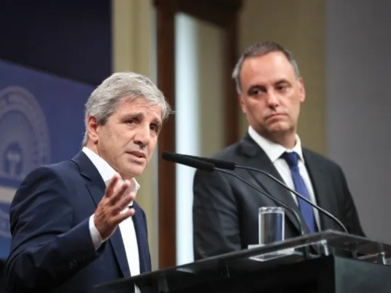 Caputo y Adorni en el centro de una demanda multimillonaria contra el Estado por despidos ilegítimos y violencia discursiva Caputo y Adorni en el centro de una demanda multimillonaria contra el Estado por despidos ilegítimos y violencia discursiva