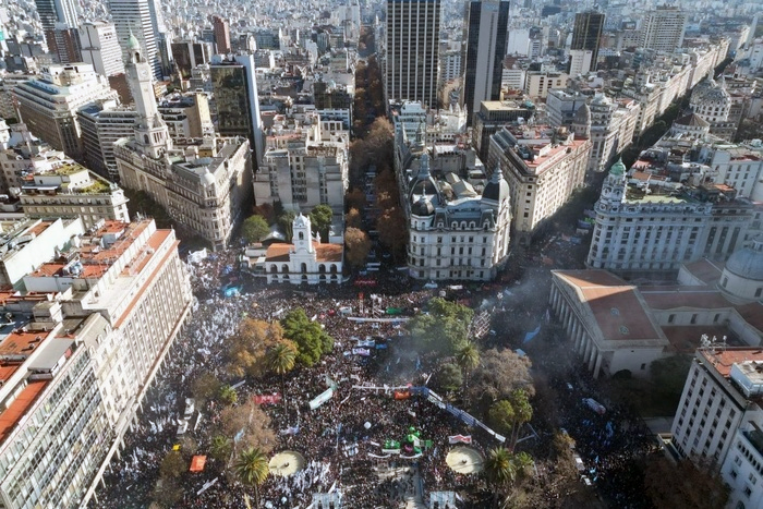 Cristina Kirchner: “Vamos a volver con más fuerza y unidad”, dijo a la multitud congregada en Plaza de Mayo Cristina Kirchner: “Vamos a volver con más fuerza y unidad”, dijo a la multitud congregada en Plaza de Mayo
