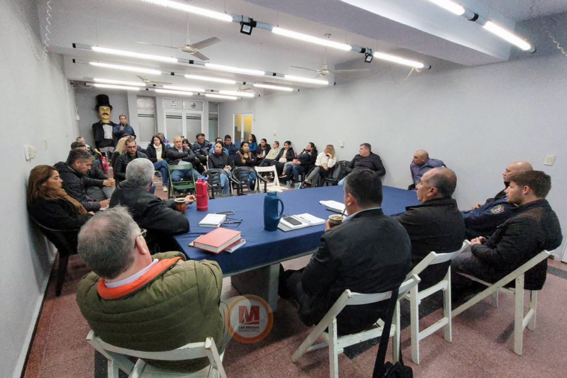 Las Breñas: el intendente Machuca se reunió con vecinos abordando temas de seguridad Las Breñas: el intendente Machuca se reunió con vecinos abordando temas de seguridad