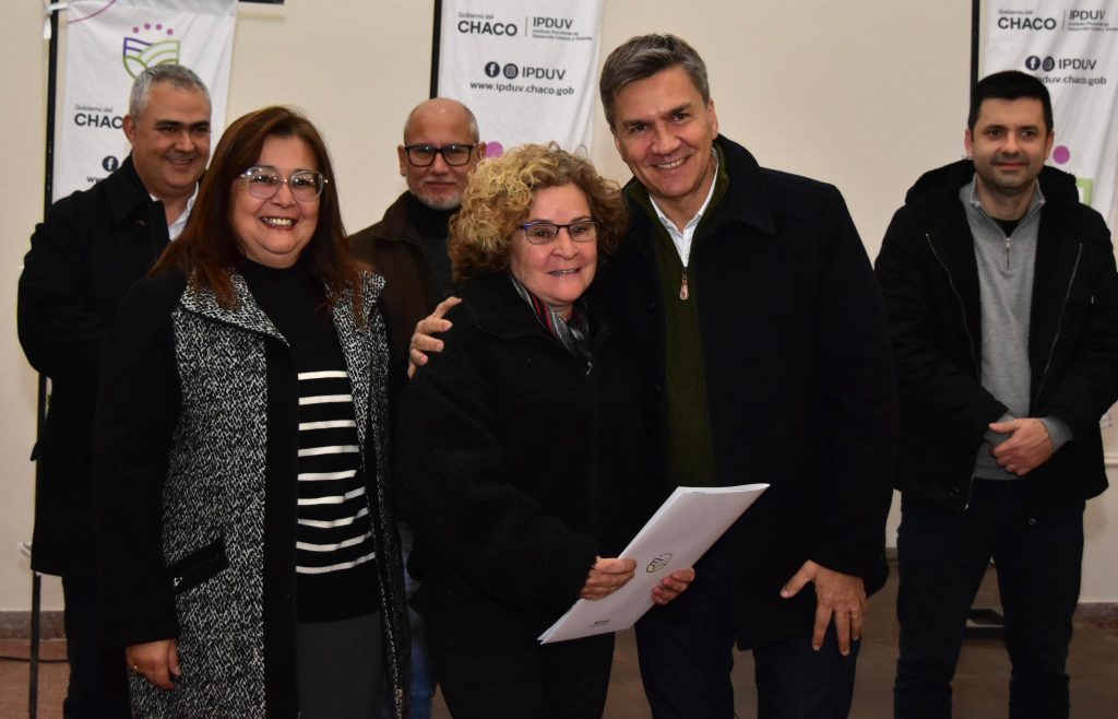 “Decidimos dar tranquilidad a la gente”: Zdero entregó 60 títulos de propiedad a familias de Sáenz Peña “Decidimos dar tranquilidad a la gente”: Zdero entregó 60 títulos de propiedad a familias de Sáenz Peña