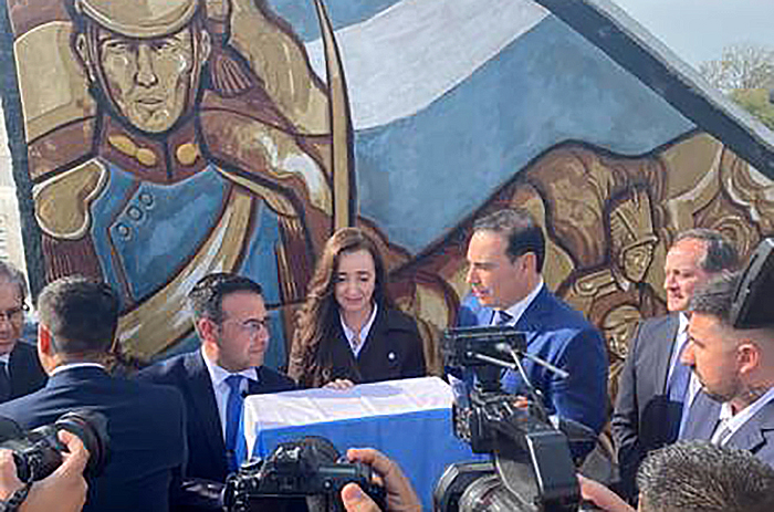 Saladas recibió los restos de los Granaderos a Caballo y del Sargento Juan Bautista Cabral Saladas recibió los restos de los Granaderos a Caballo y del Sargento Juan Bautista Cabral