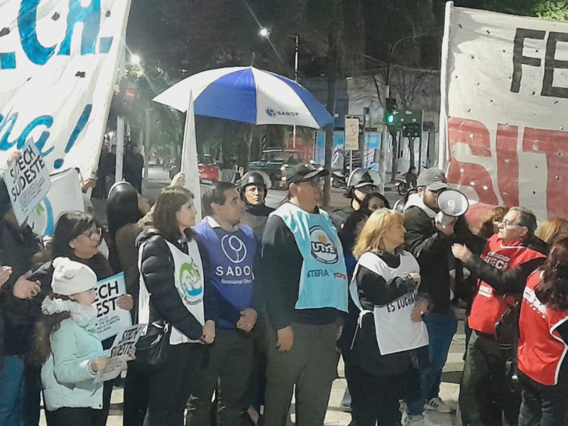 Docentes chaqueños convocan a marcha para exigir el pago de la cláusula gatillo y mejoras salariales Docentes chaqueños convocan a marcha para exigir el pago de la cláusula gatillo y mejoras salariales