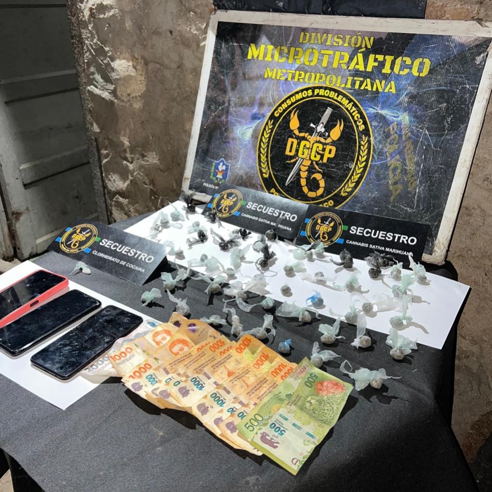 Antinarcóticos detuvieron a una mujer después de hallar bochitas de marihuana en su poder Antinarcóticos detuvieron a una mujer después de hallar bochitas de marihuana en su poder