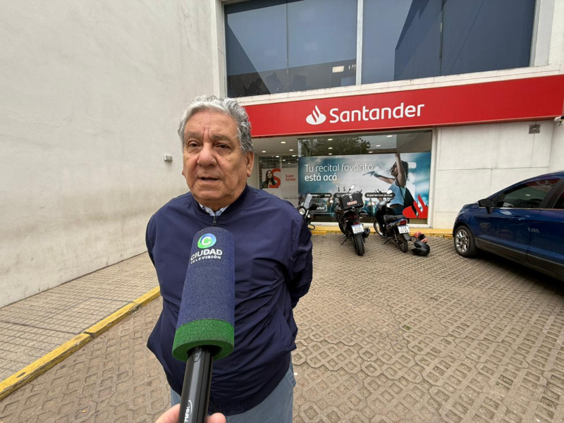 Con la interrupción en la atención durante las tres últimas horas de trabajo protestó el personal del Banco Santander Con la interrupción en la atención durante las tres últimas horas de trabajo protestó el personal del Banco Santander