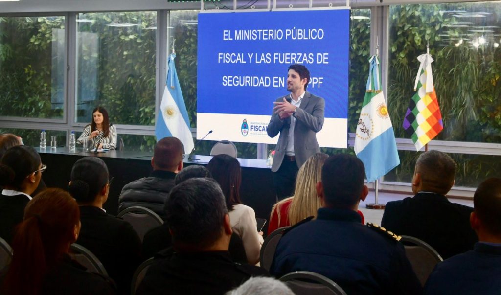 Chaco capacitó a personal de las fuerzas de seguridad sobre el nuevo Código Procesal Penal Federal Chaco capacitó a personal de las fuerzas de seguridad sobre el nuevo Código Procesal Penal Federal