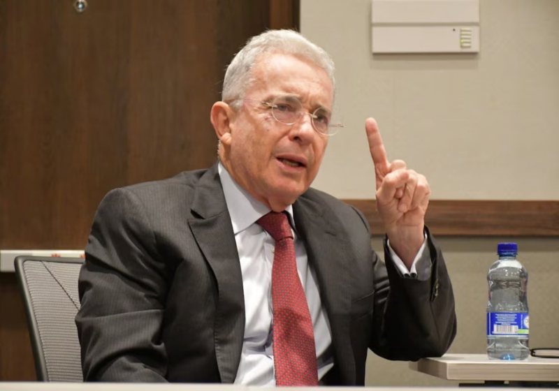 El expresidente colombiano Álvaro Uribe Vélez fue sentenciado a 12 años de prisión El expresidente colombiano Álvaro Uribe Vélez fue sentenciado a 12 años de prisión
