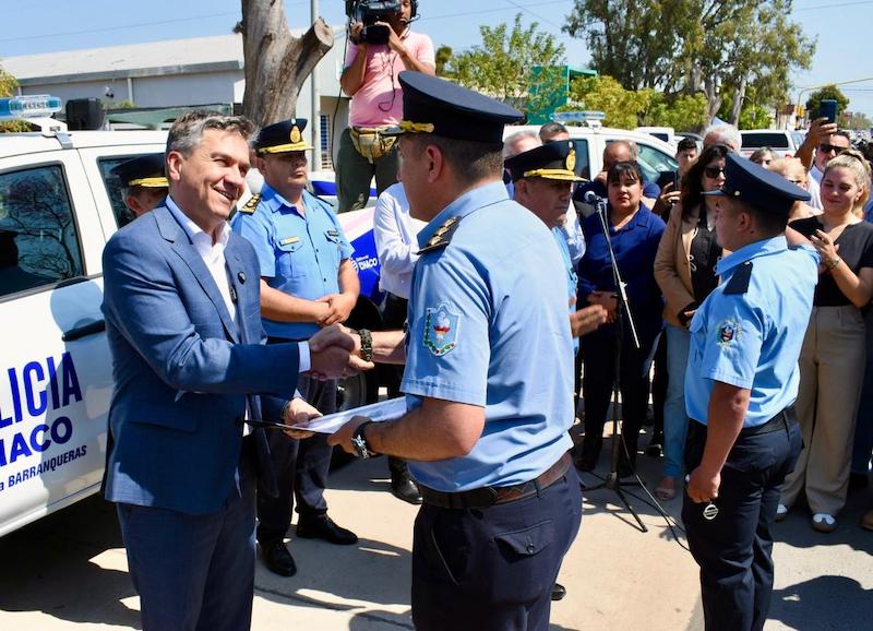 Programa de Prevención Metropolitana: entregaron nuevos patrulleros para las Comisarías de Barranqueras Programa de Prevención Metropolitana: entregaron nuevos patrulleros para las Comisarías de Barranqueras