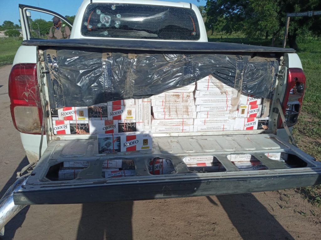 Secuestran camioneta con más de 40 cajas de cigarrillos de contrabando tras una persecución Secuestran camioneta con más de 40 cajas de cigarrillos de contrabando tras una persecución
