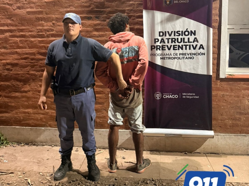 Demoraron a un hombre que intentaba forzar vehículos en pleno centro de Resistencia Demoraron a un hombre que intentaba forzar vehículos en pleno centro de Resistencia