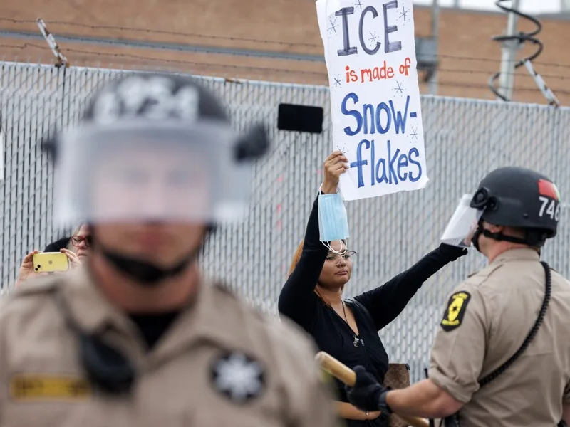 Un juez federal ordena liberar a cientos de arrestados en las redadas migratorias en Chicago Un juez federal ordena liberar a cientos de arrestados en las redadas migratorias en Chicago