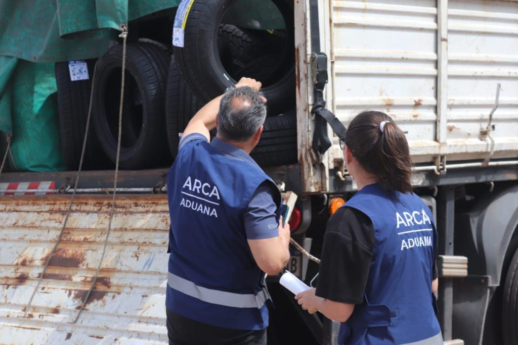 Puerto de Barranqueras: arriban cubiertas importadas desde China con destino final a Córdoba