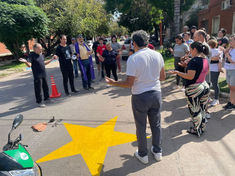 Pintaron una nueva estrella amarilla, en memoria de Milagros Belén Machuca Pintaron una nueva estrella amarilla, en memoria de Milagros Belén Machuca