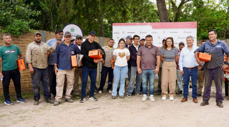 Se realizó una nueva entrega de indumentaria a empleados municipales en Barranqueras Se realizó una nueva entrega de indumentaria a empleados municipales en Barranqueras