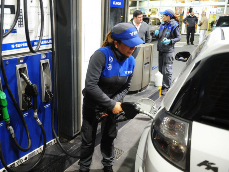 Para amortiguar el precio del petróleo, el Gobierno habilitó un mayor contenido de bioetanol en las naftas Para amortiguar el precio del petróleo, el Gobierno habilitó un mayor contenido de bioetanol en las naftas