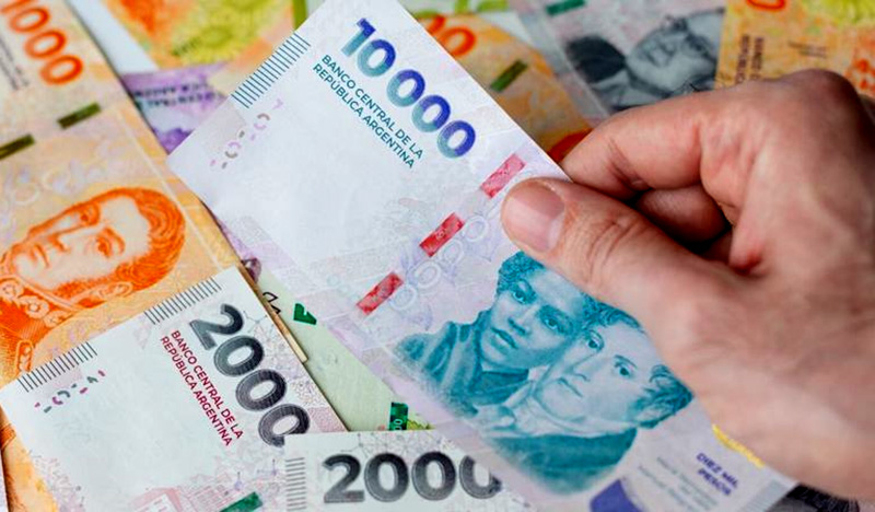 Argentina tiene salarios en dólares más altos de la región y podría limitar el impacto de la reforma laboral Argentina tiene salarios en dólares más altos de la región y podría limitar el impacto de la reforma laboral